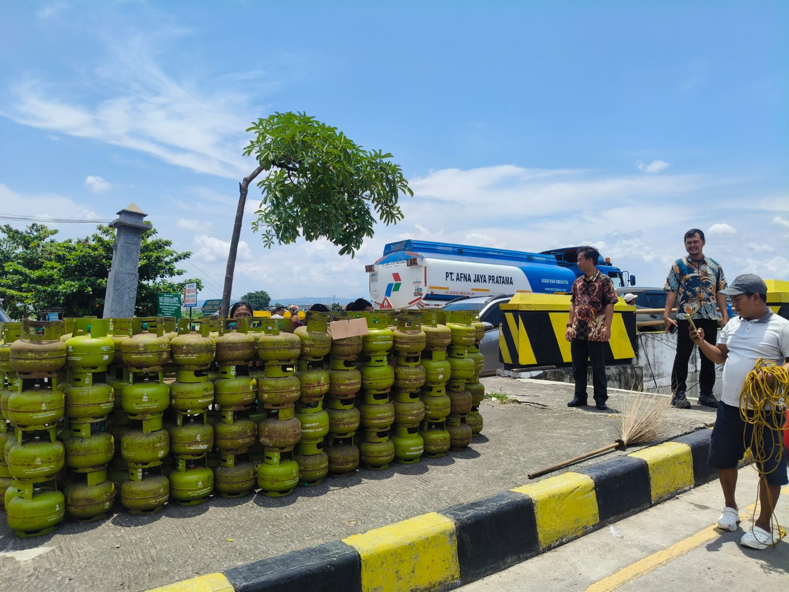 Pemerintah Provinsi Jawa Tengah bersama Pertamina memastikan pasokan LPG 3 kilogram tetap aman bagi warga yang terdampak banjir di Kota Semarang.