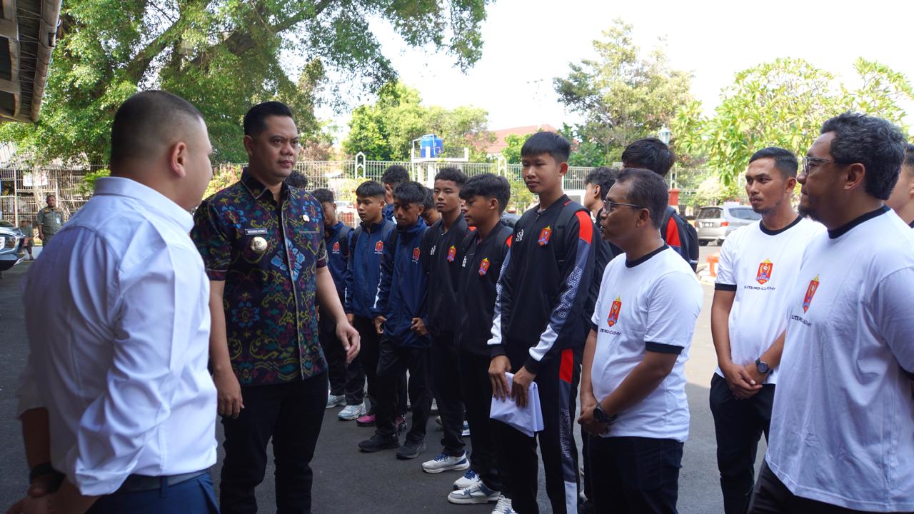 BERSEMANGAT: Bupati Jepara Witiarso Utomo beserta Manajer Persijap, Egat Sacawijaya melepas tim EPA untuk wakili Indonesia dalam laga K-League di Korea.