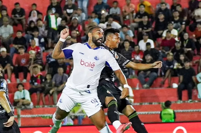 Aksi Dalberto (kiri) di laga kemenangan Arema FC atas Semen Padang.