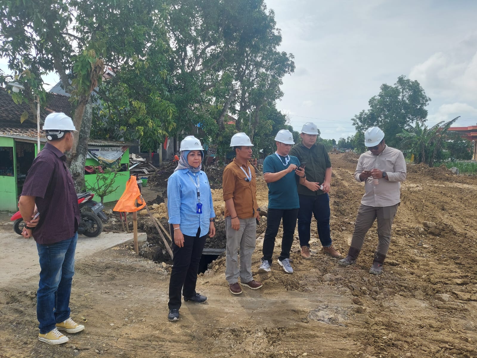 DUKUNG INVESTASI &ndash; Direktur Utama Purwa Tirta Dharma Grobogan Myra Heltiyani meninju langsung pembangunan instalasi IPA PDAM untuk kebutuhan air di daerah industry dan investasi Desa Sugihmanik
