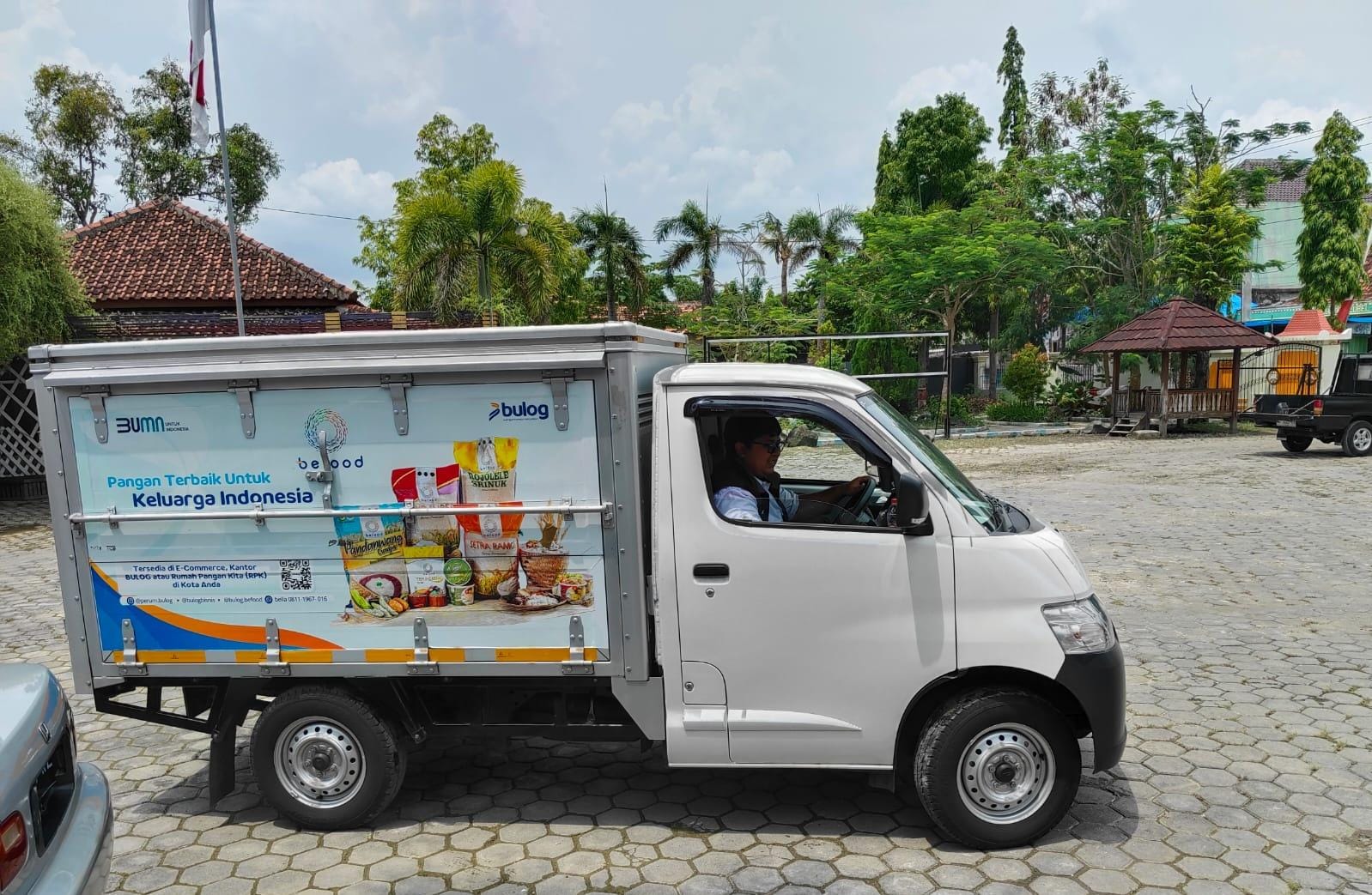 KERJASAMA: KDMP Cingkrong saat bekerjasama dengan Bulog untuk pengisian unit kios sembako.