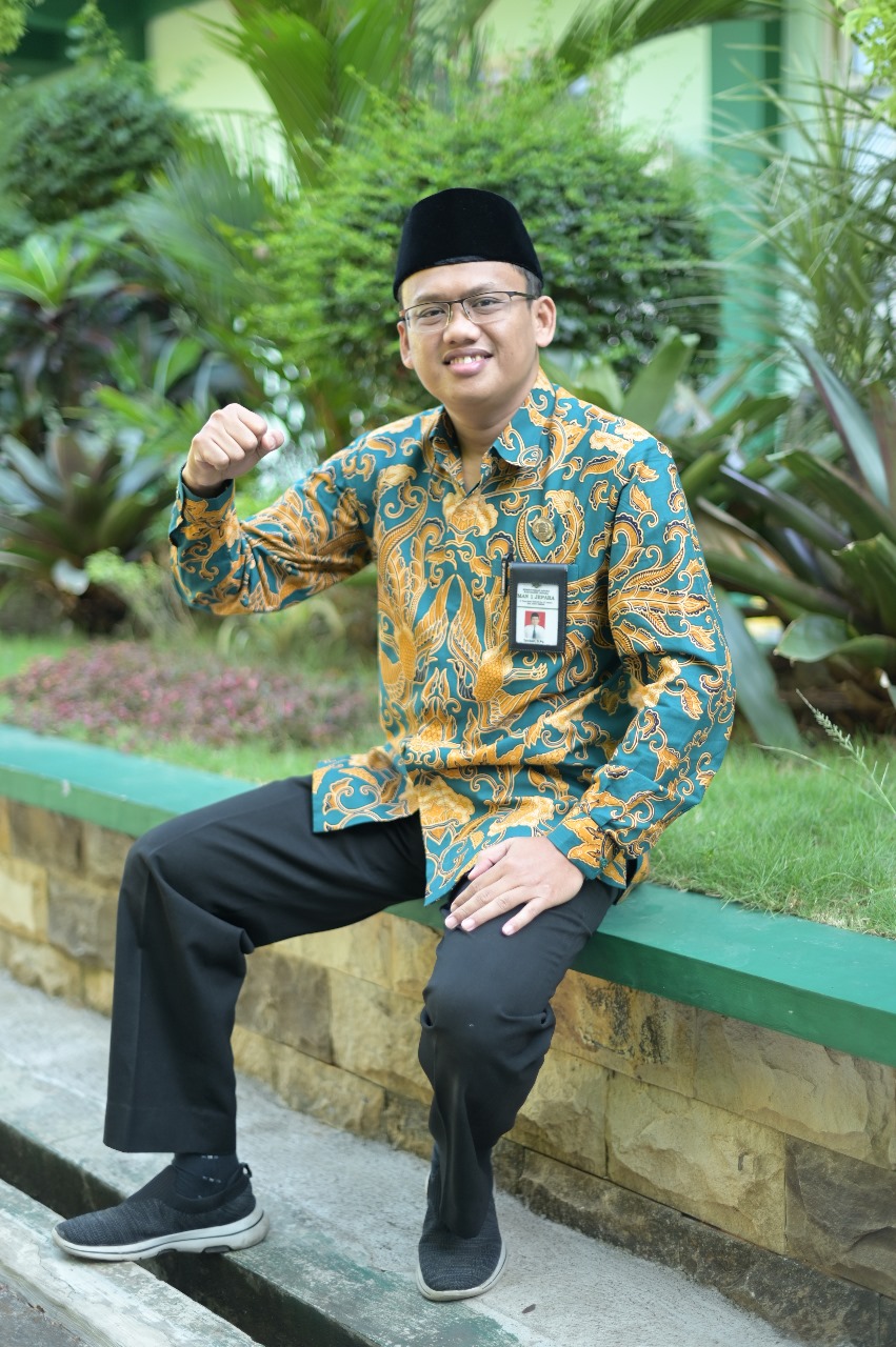 Kepala MTsN 1 Jepara Tafrikan