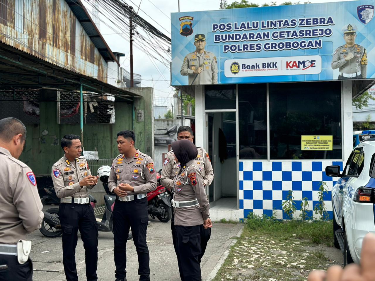 MEMANTAU: Polda dan Polres Grobogan saat mengecek lokasi blackspot di wilayah Grobogan.
