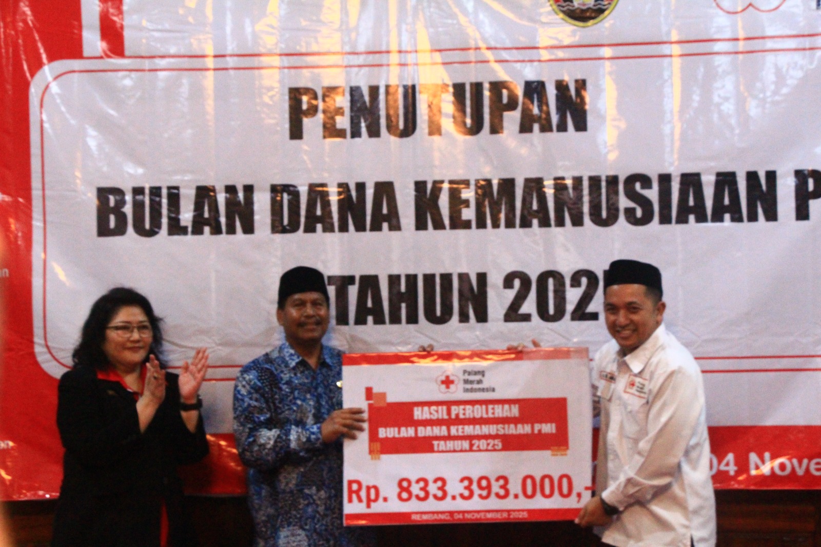 KADO MANIS: Ketua PMI Rembang dr. Samsul Anwar bersama Ketua Bulan Dana Rembang Liena menyerahkan donasi Bulan Dana Kepada Bupati Rembang Harno.