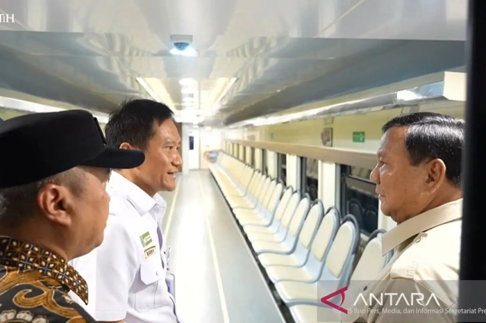 Presiden RI Prabowo Subianto (kanan) melihat gerbong kereta petani-pedagang di Stasiun Manggarai, Jakarta, Selasa (4/11/2025).