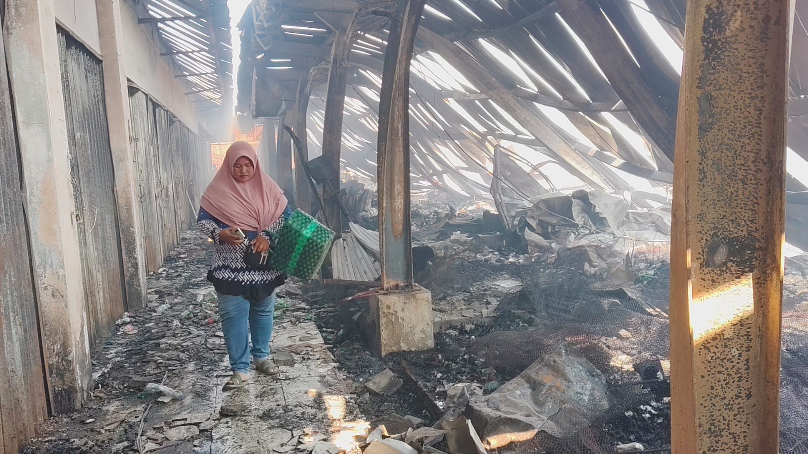 SEDIH - Salah satu pedagang ketika melewati kiosnya yang ludes terbakar tidak tersisa di pasar Gubug, tahun 2024 lalu