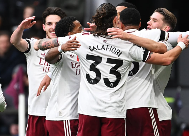 Pemain Arsenal sedang selebrasi setelah mencetak Gyokeres mencetak gol ke gawang Burnley