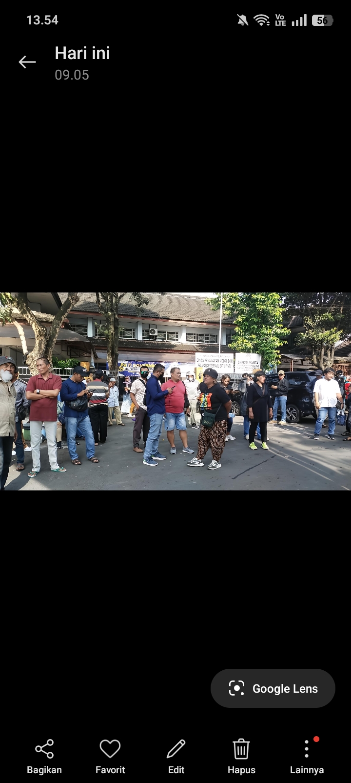 BERKUMPUL: Aliansi masyarakat Pati bersatu (AMPB) berada di titik kumpul Simpang Lima Pati sebelum berangkat ke Polda Jateng tadi pagi.