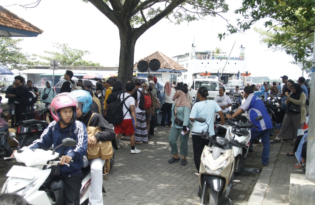 PADAT: Para wisatawan dan warga telah sampai di Pelabuhan Karimunjawa.