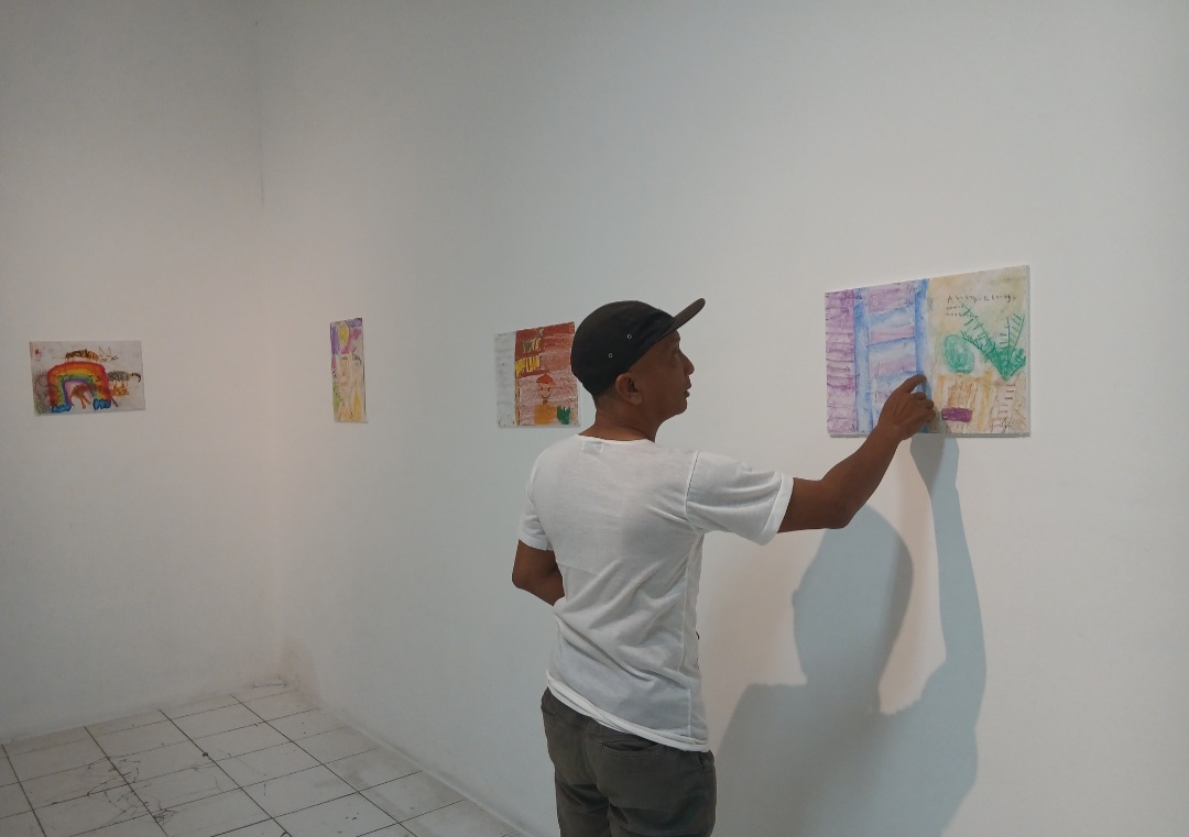 MENARIK: Pungky Aji Sulistyo saat menunjukkan beberapa lukisan yang dipamerkan di gedung Blora Creative Space (BCS).