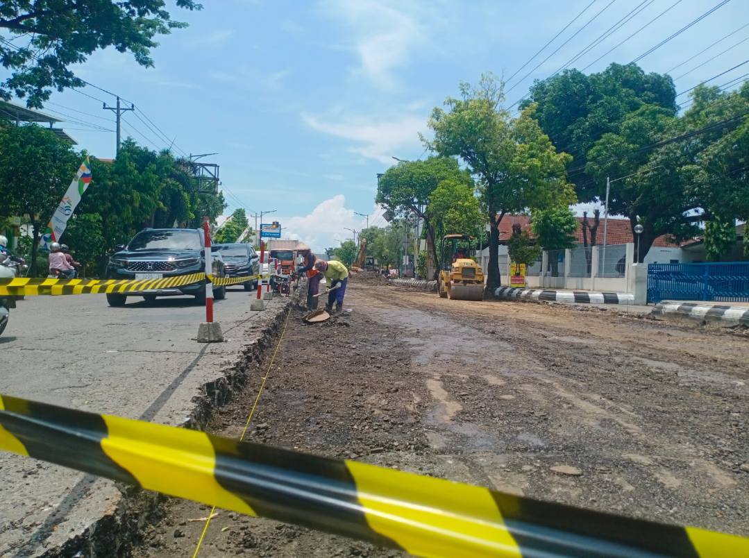 PENGERJAAN: Pekerja proyek sedang mengerjakan perbaikan jalan di Jalan R. Agil Kusumadya, Selasa (4/11). (ANDIKA TRISNA SAPUTRA/RADAR KUDUS)