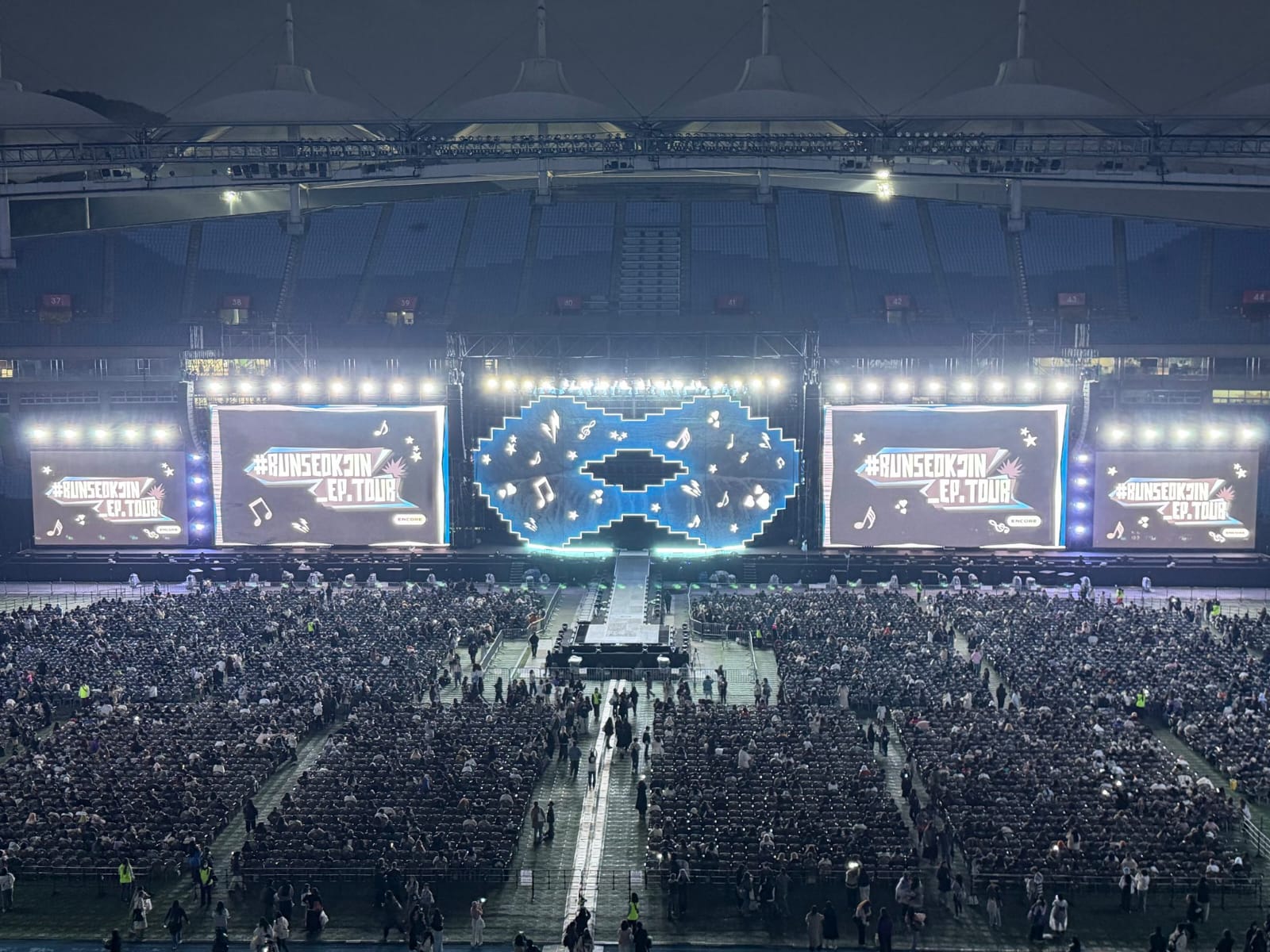 Potret panggung konser Jin BTS bertajuk "Run Soekjin Encore"