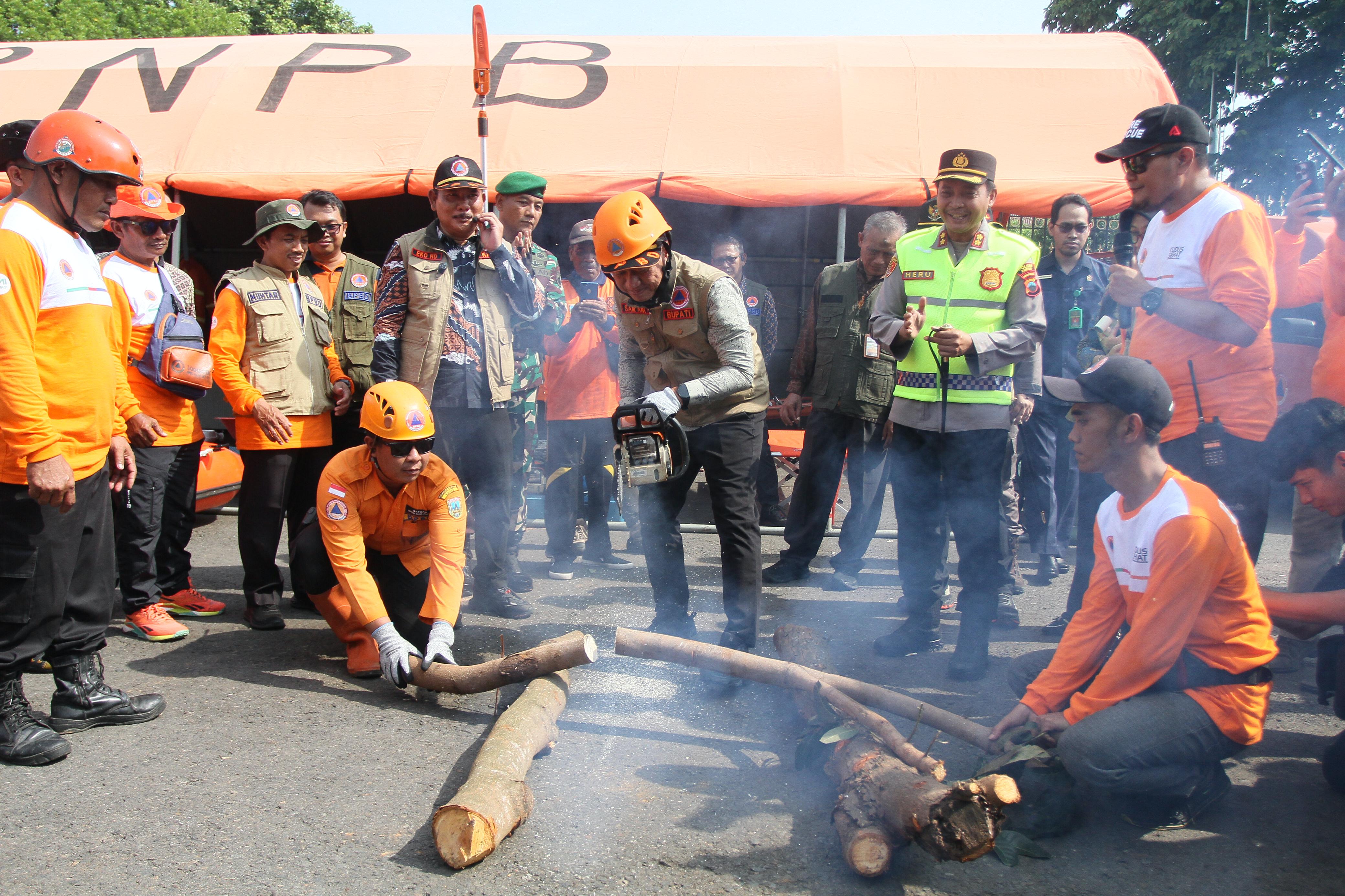 SIAGA: Bupati Kudus Sam&rsquo;ani Intakoris meninjau peralatan penanggulangan bencana usai apel kesiapsigaan penanggulangan bencana.
