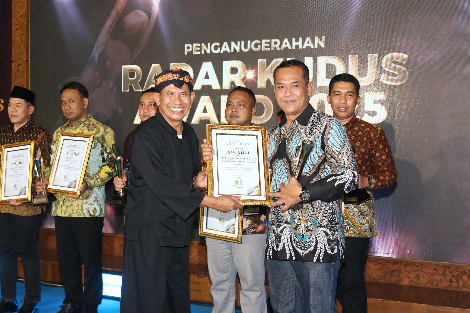 DAPAT PENGHARGAAN &ndash; Direktur Radar Kudus Baehaqi menyerahkan penghargaan Radar Kudus Award Tahun 2025 kpd Kapolres Grobogan diwakili Plt Kasi Humas Polres Grobogan Ipda Arif Suryanto di Pendopo Blora
