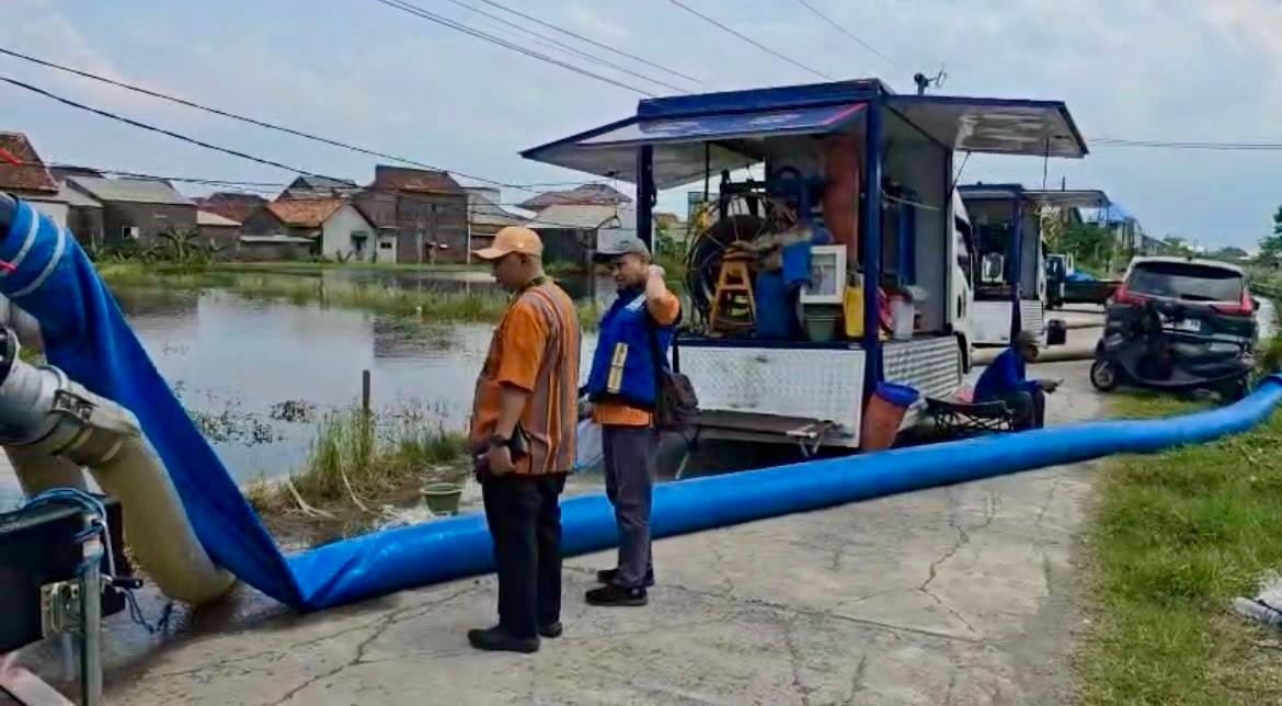 Mesin pompa dari Dinas Pusdataru Provinsi Jawa Tengah diturunkan untuk mengatasi banjir di Dusun Lengkong, Kecamatan Sayung