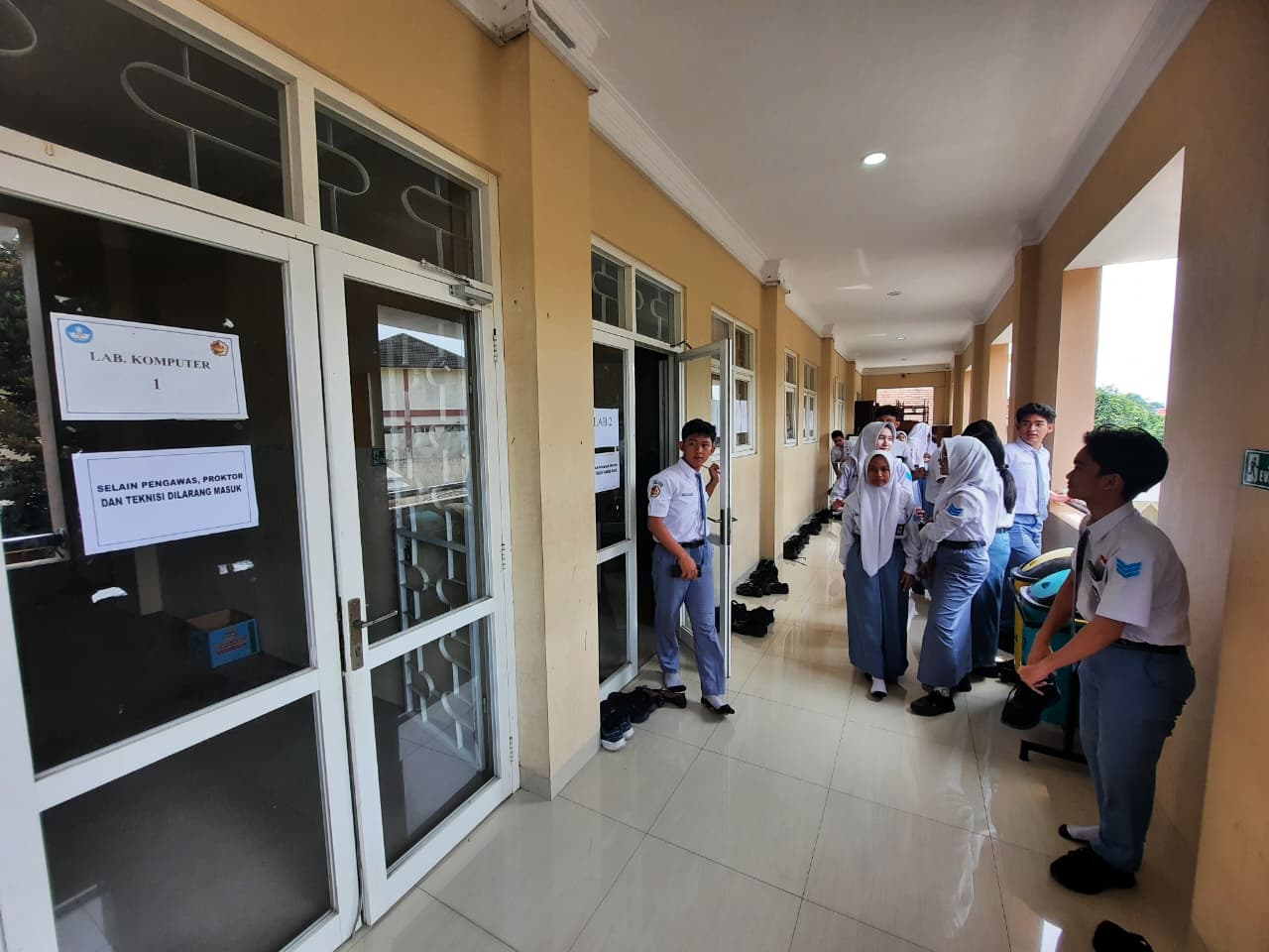 HARI PERTAMA: Siswa SMA 1 Kudus di luar ruangan setelah selesai tes kemampuan akademis (TKA) kemarin.