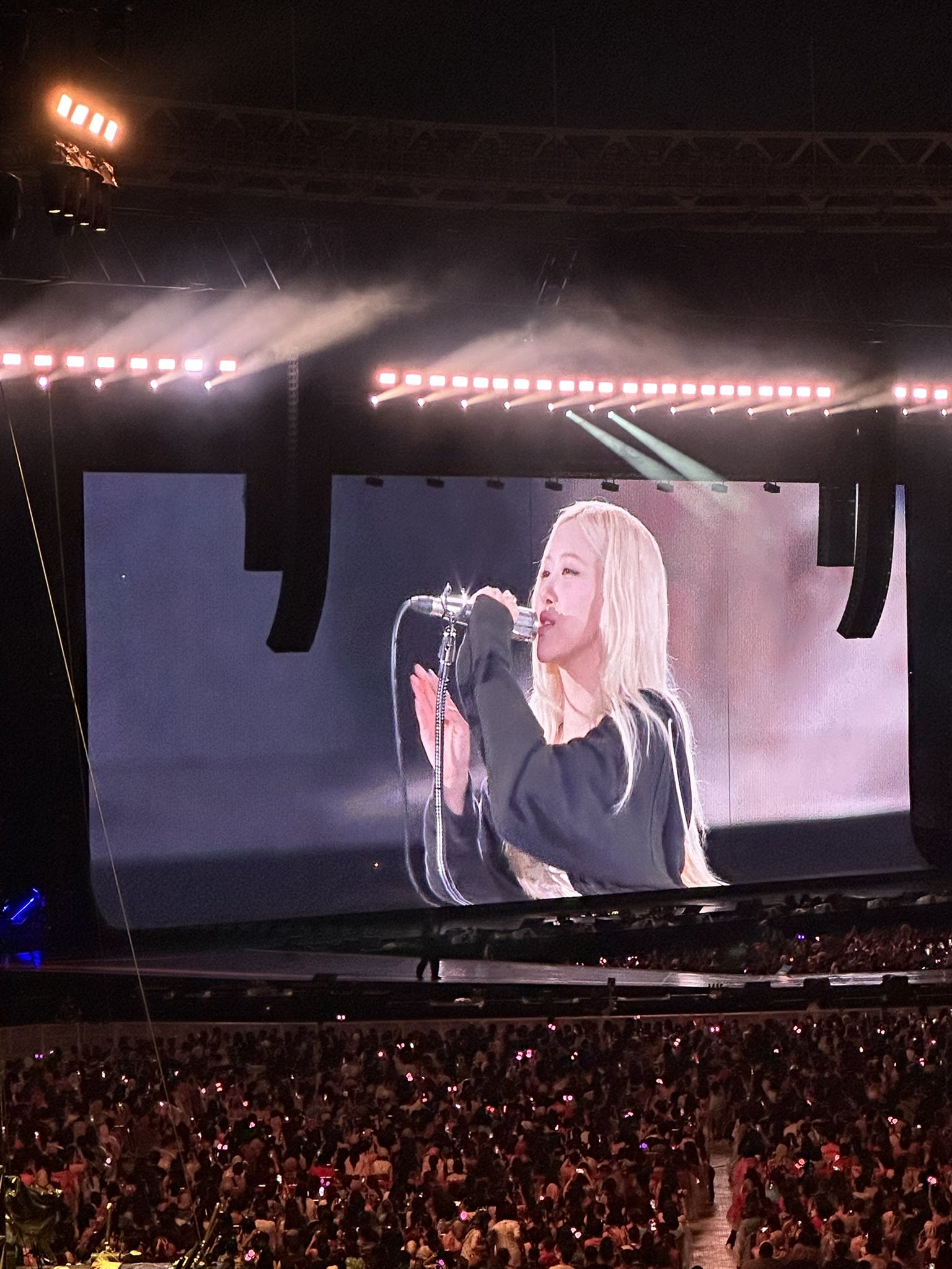 Potret Rose Blackpink solo stage saat konser