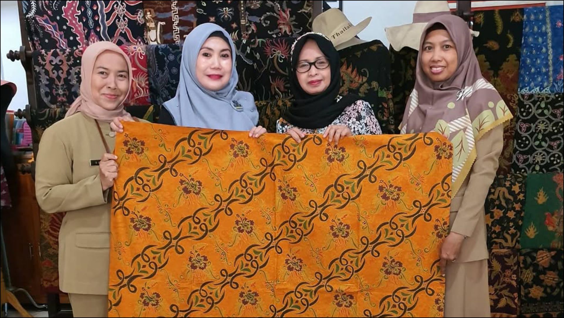 Sri Puji Astuti dan batik pesantenan Pati instagram @batikpesantenan