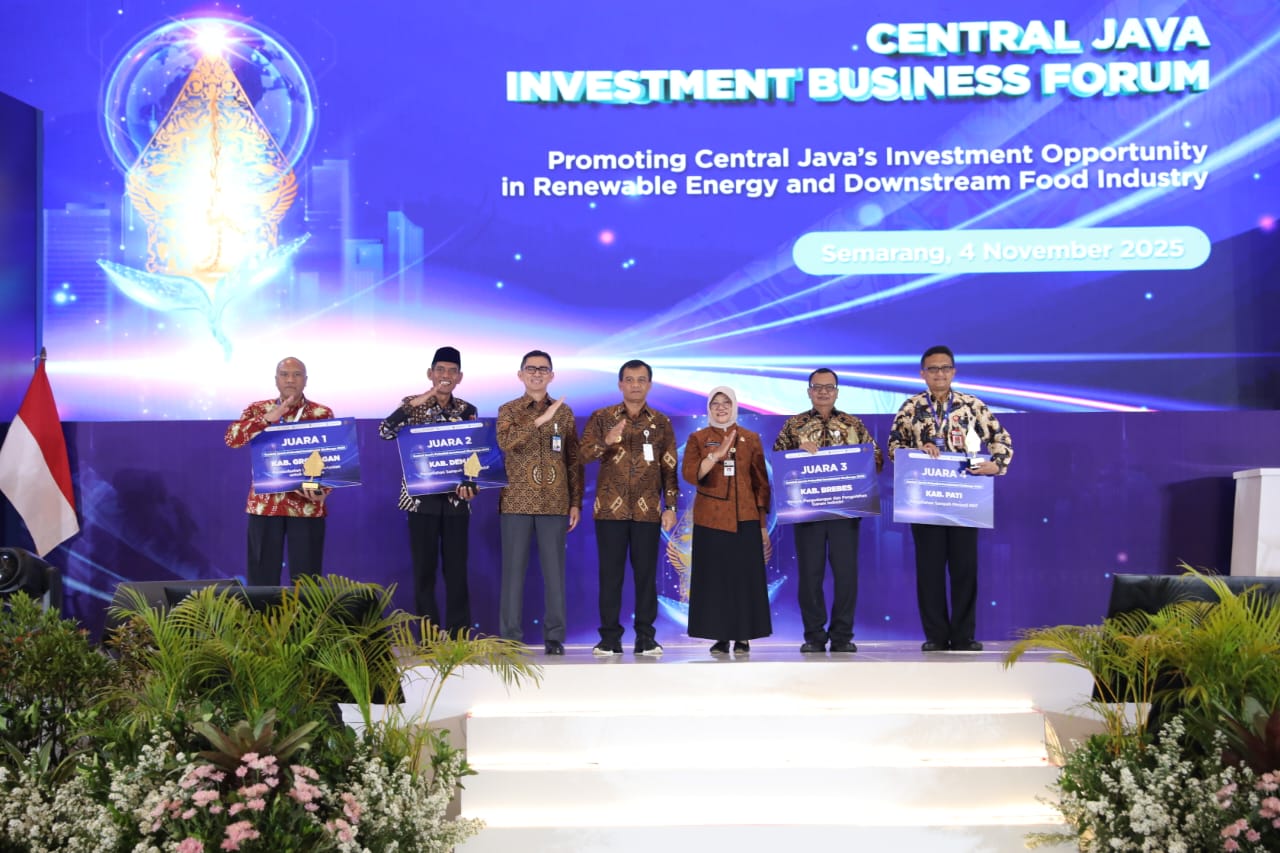 JUARA: Pemkab Grobogan saat mendapatkan juara pertama di Central Java Investment Business Forum 2025.