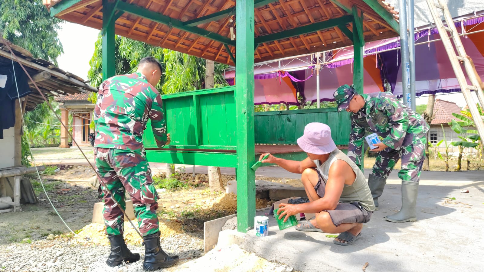 DIPERCANTIK: Salah satu sasaran fisik poskamling yang hampir rampung.