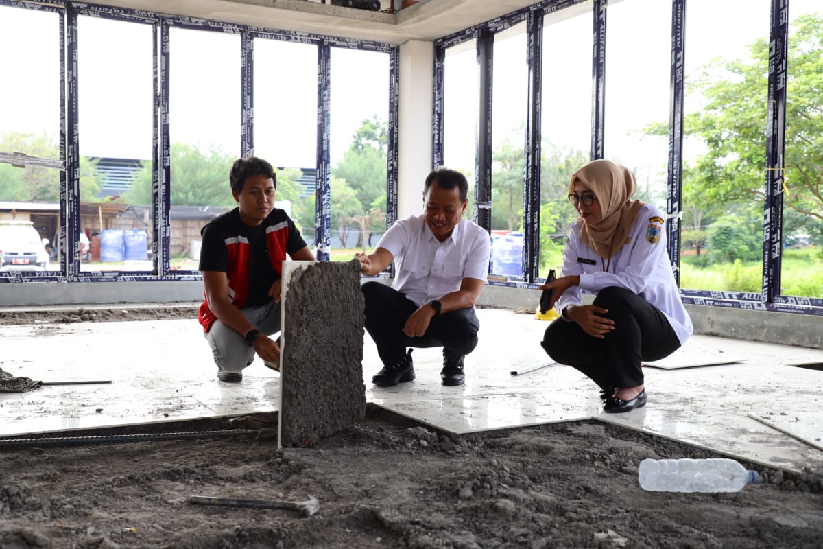 CEK KERAMIK: Bupati Kudus Sam&rsquo;ani Intakoris (tengah) didampingi Kepala Dinas Arsip dan Perpustakaan Kudus Mutrikah (kanan) bersama rekanan pembangunan gedung Perpustakaan saat meninjau keramik.