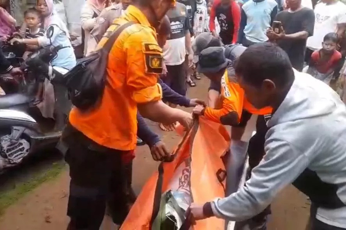 Petugas mengevakuasi korban hanyut mahasiswa UIN Walisongo Semarang.