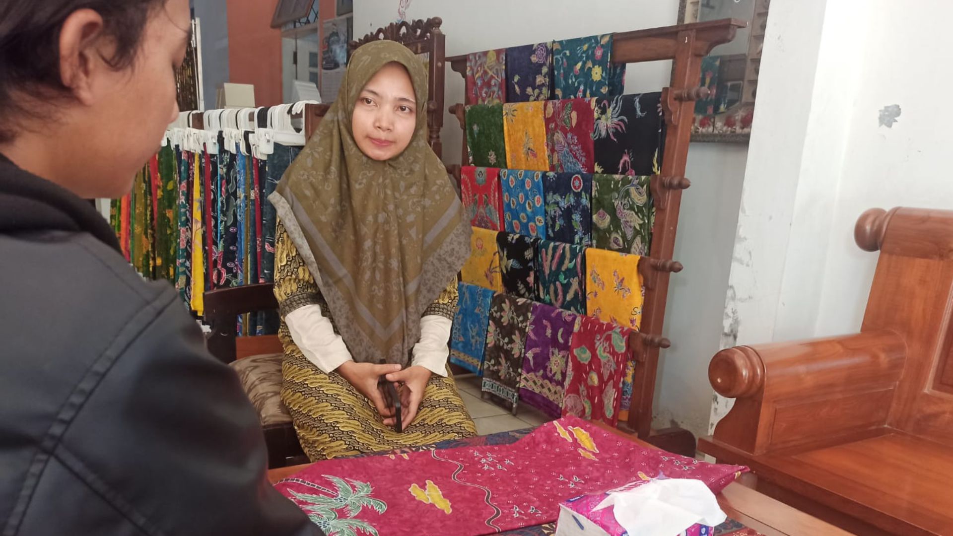 salah satu karyawan batik pesantenan yang kita temui di toko