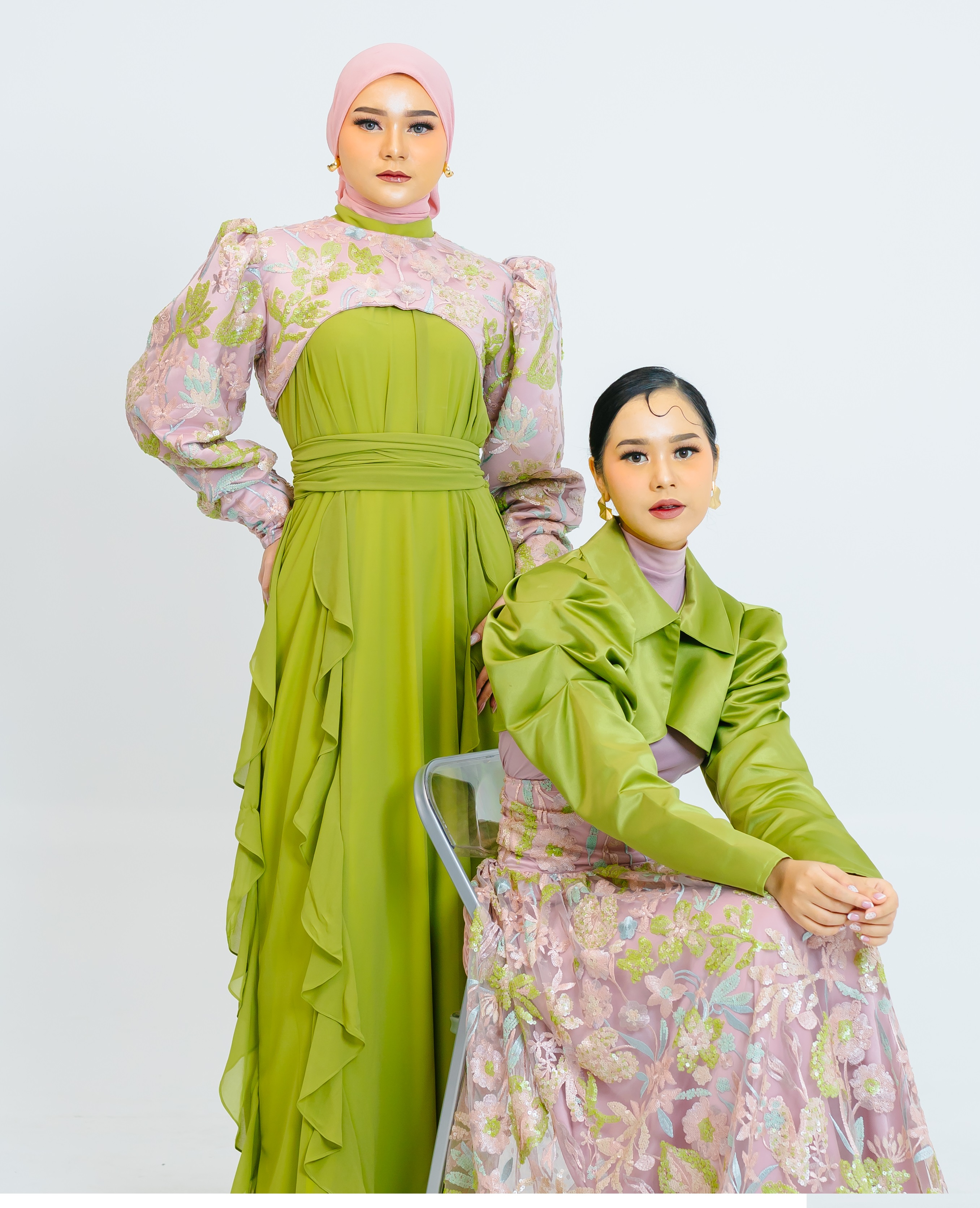 TAMPIL MEMPESONA: Model memakai fashion koleksi untuk baju lebaran yang akan tampil di KFW.