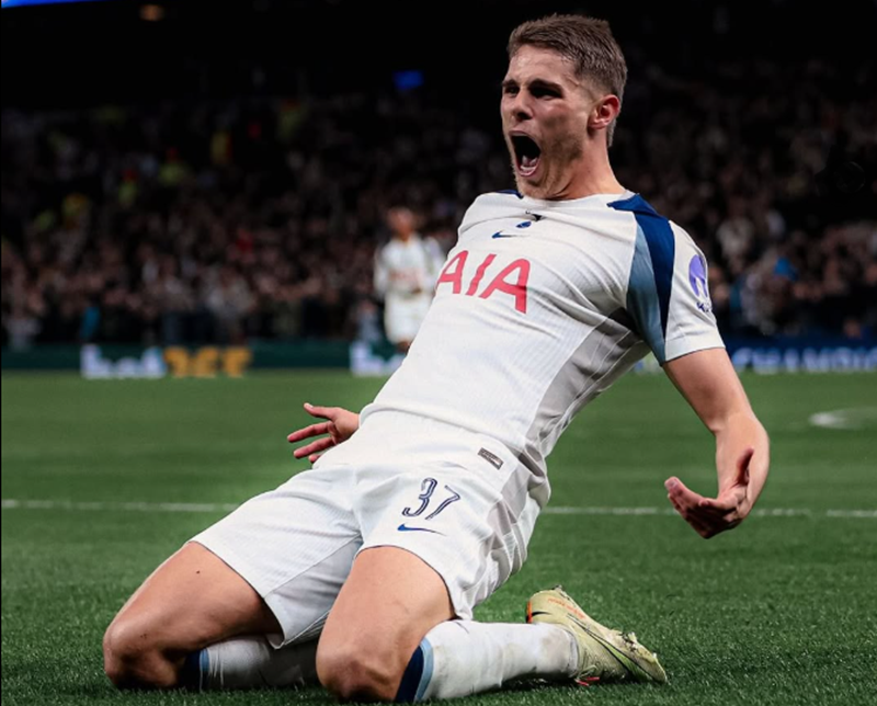 Micky van de Ven saat merayakan golnya ke gawang Copenhagen di Liga Champions