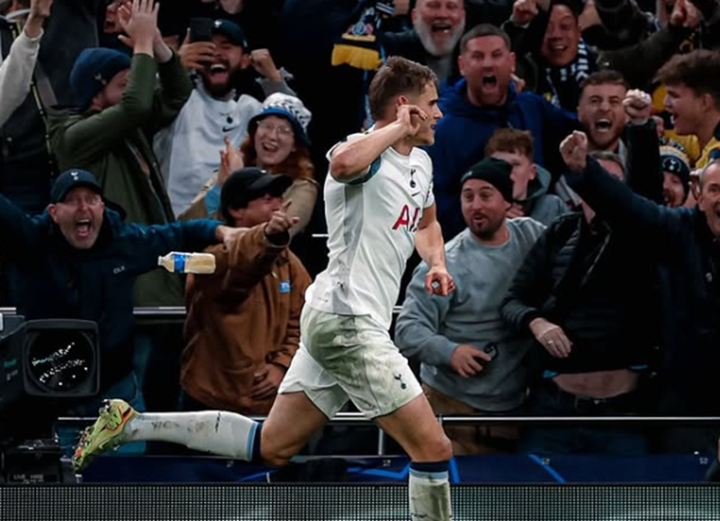 Micky van de Ven saat merayakan golnya ke gawang Copenhagen