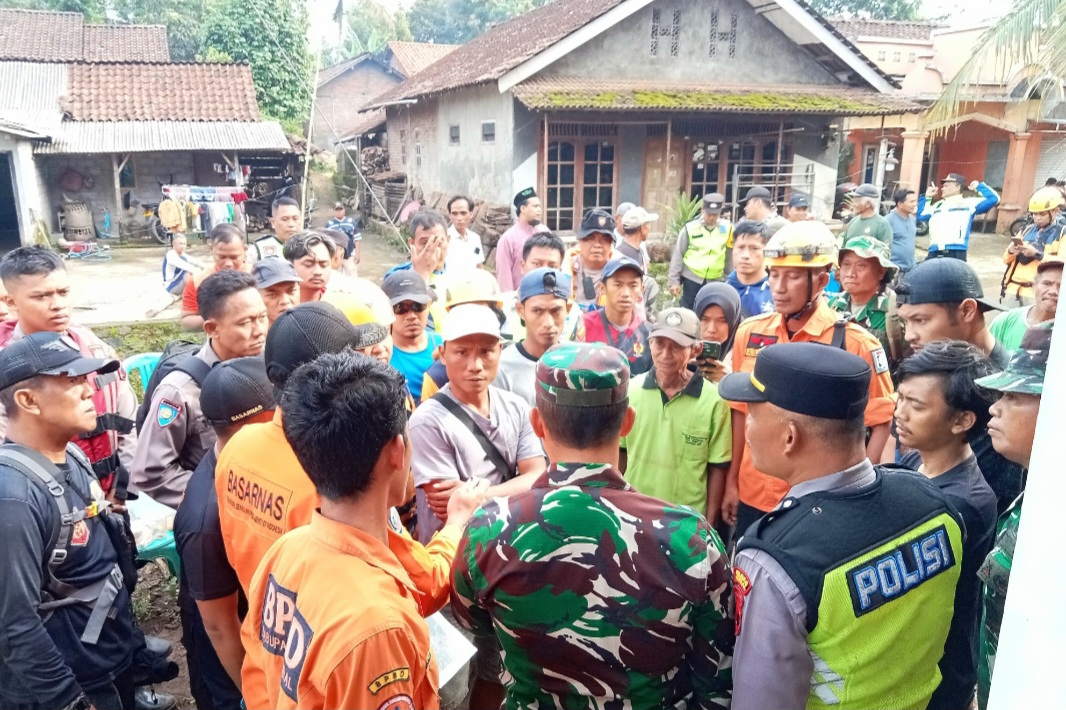 SOLID: Tim SAR Gabungan tengah melakukan pencarian terhadap korban hanyut di Tubing Genting, Jolinggo, Desa Wates, Kecamatan Singorojo, Kendal pada Rabu (5/11).
