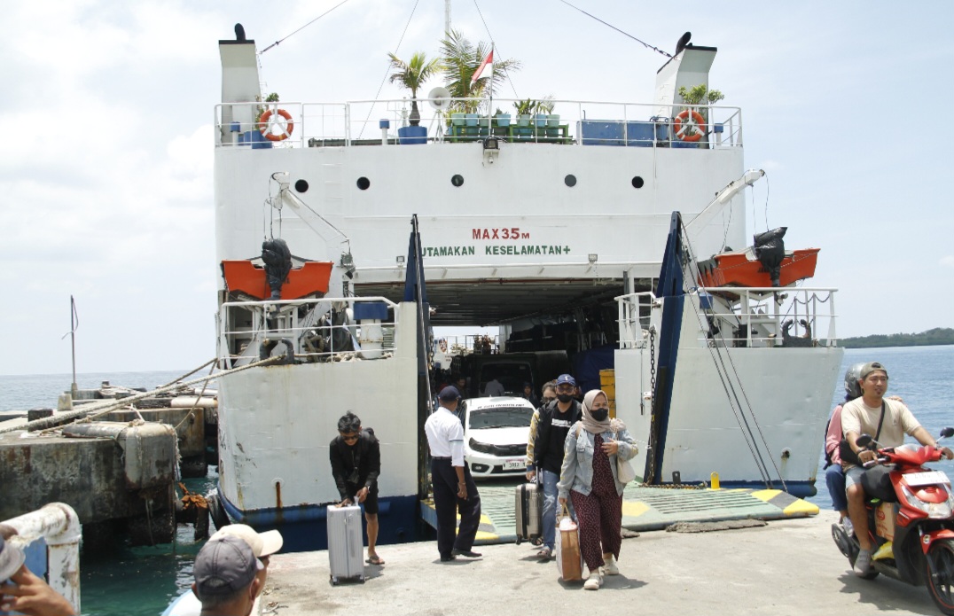 RAMAI: Masyarakat Karimunjawa tengah turun dari kapal di Pelabuhan Karimunjawa.