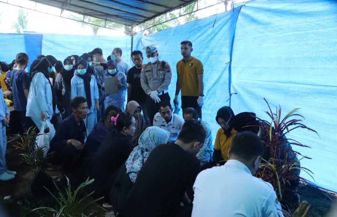 SUNYI: Proses pembongkaran makam pada Rabu (5/11) siang.