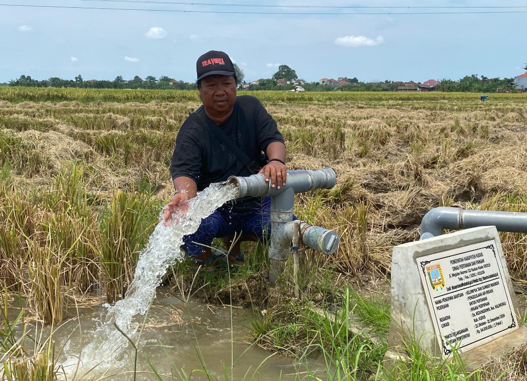 PENGAIRAN: Seorang petani sedang mengairi lahan yang digarap di Kecamatan Kaliwungu, belum lama ini. (ANDIKA TRISNA SAPUTRA/RADAR KUDUS)