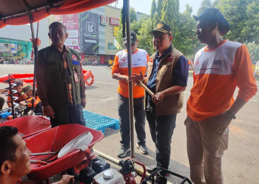 KELENGKAPAN: Ketua DPRD Kudus meninjau perlengkapan kebutuhan bencana BPBD Kudus usai apel kesiapsiagaan bencana di Alun-alun Simpang Tujuh Kudus, kemarin. (GALIH ERLAMBANG W/RADAR KUDUS)