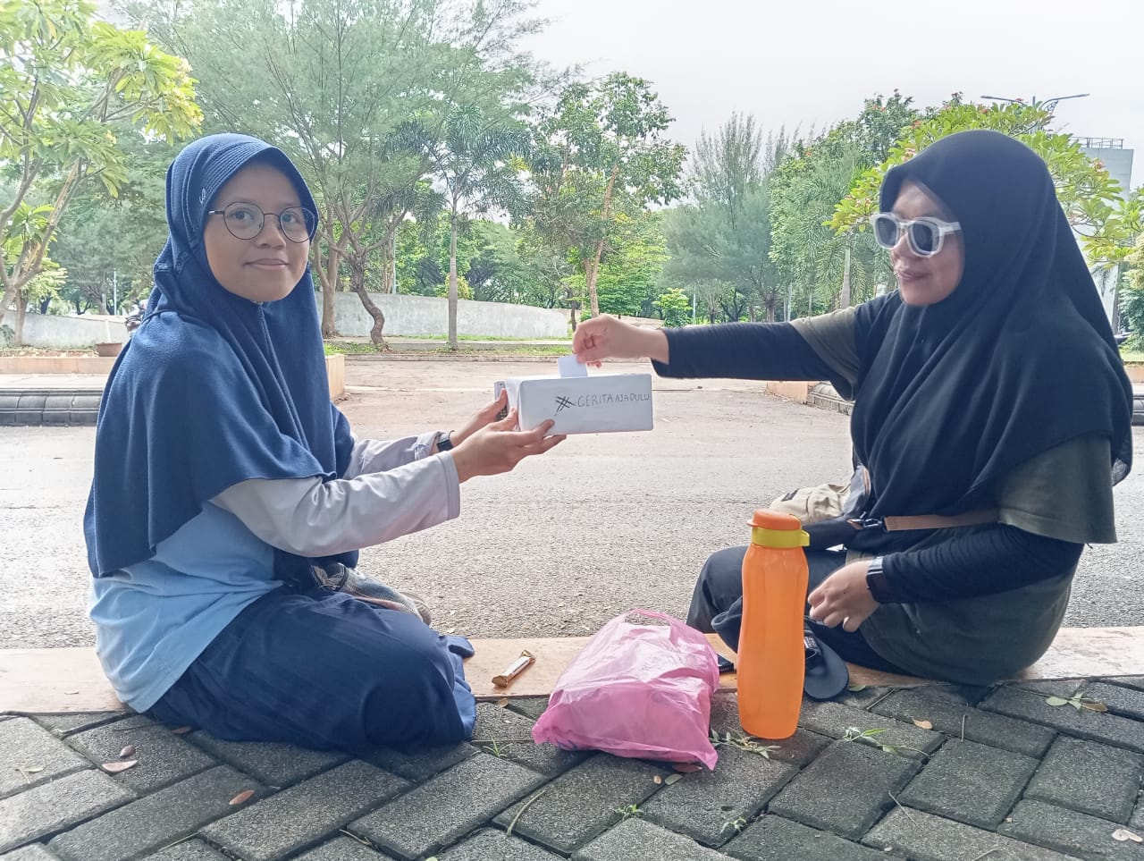 masyarakat menuliskan keluh kesahnya di dalam kotak curhat