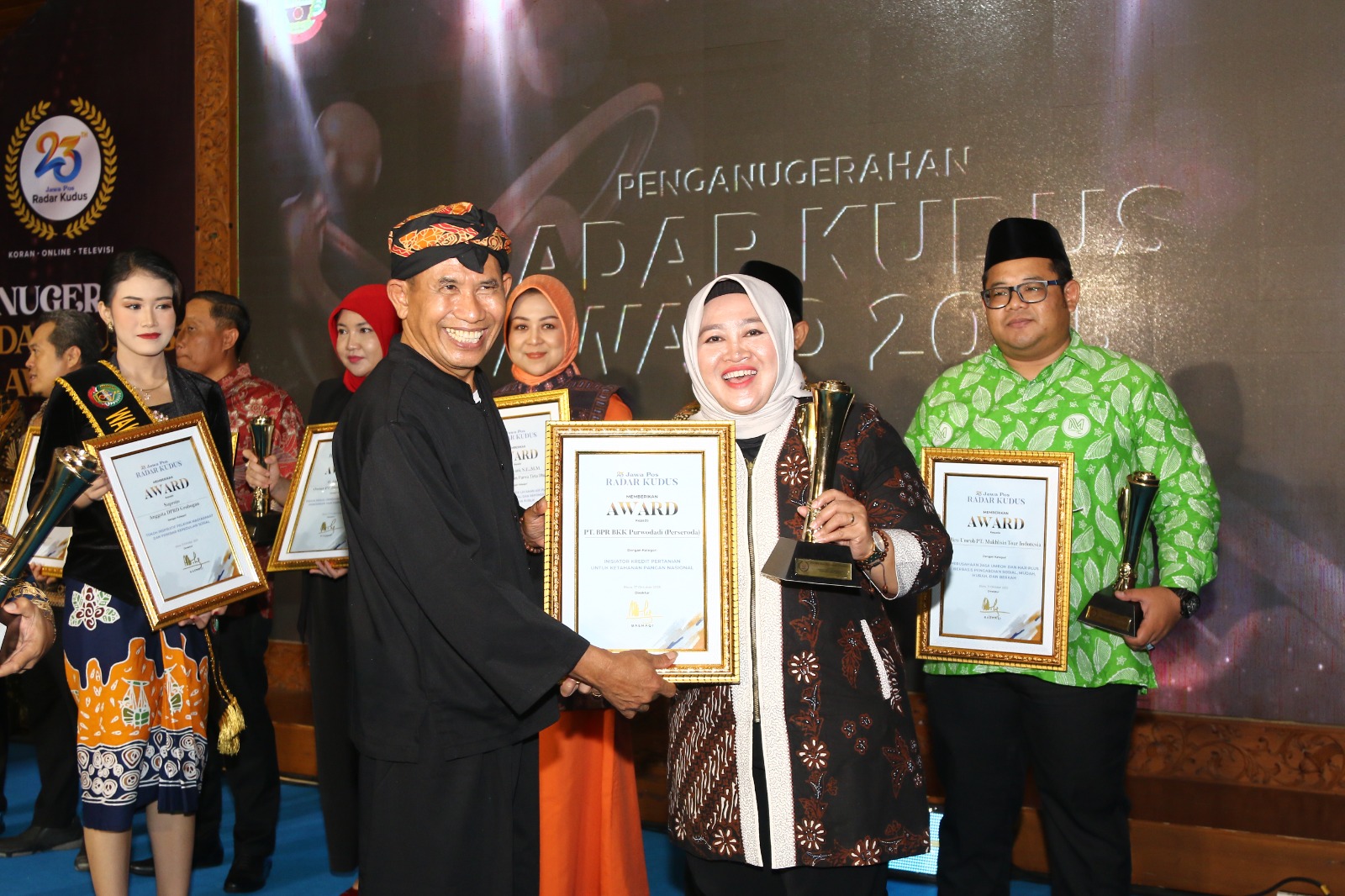 PRESTASI MEMBANGGAKAN - Direktur Radar Kudus Baehaqi menyerahkan piagam penghargaan Radar Kudus Award Tahun 2025  kepada Direktur Utama PT BPR BKK Purwodadi (Perseroda) Anita Fitriani Yusuf