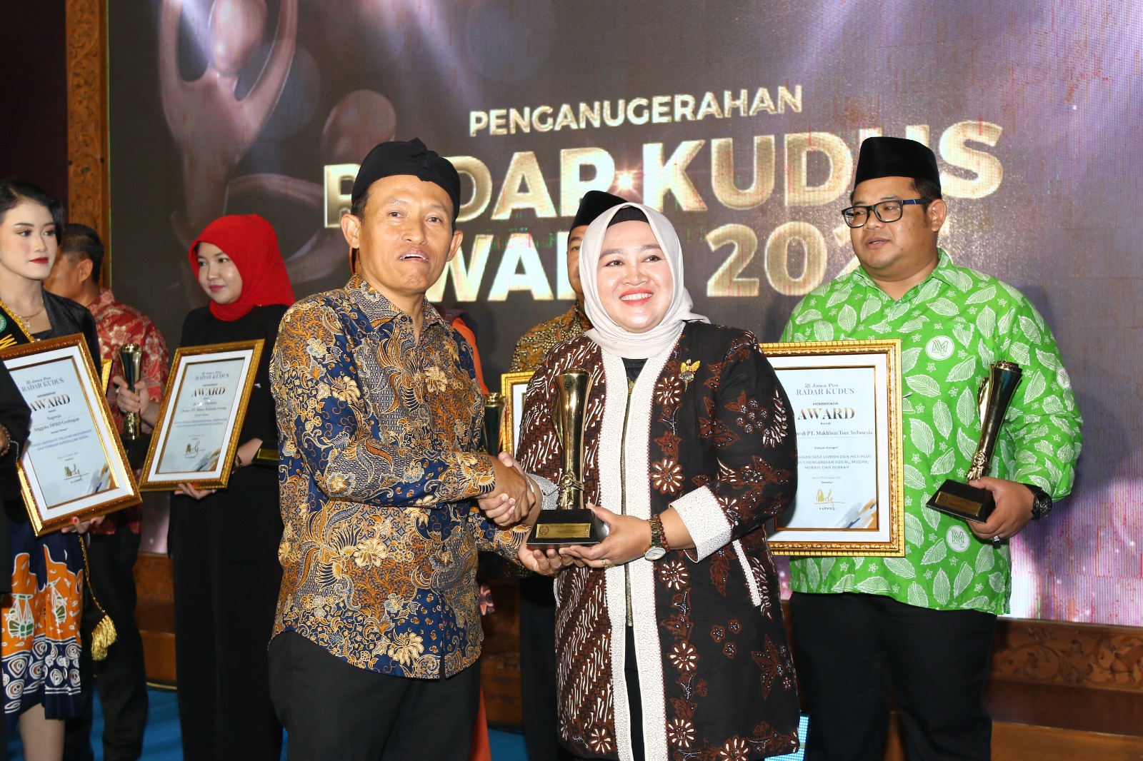 SERAHKAN PENGHARGAAN - Direktur Utama Jawa Pos Koran Leak Kustiya menyerahkan piala Radar Kudus 2025 kepada Direktur Utama PT BPR BKK Purwodadi Anita Fitriani Yusuf di Pendopo Kabupaten Blora,
