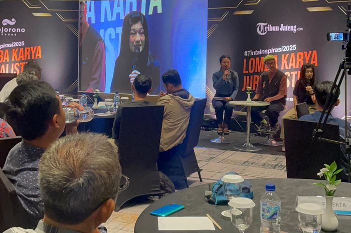 SHARING: Corporate Communication Head PT Nojorono Tobacco International Eliza Susanto (kanan) saat sharing dengan peserta lomba Tinta Inspirasi 2025