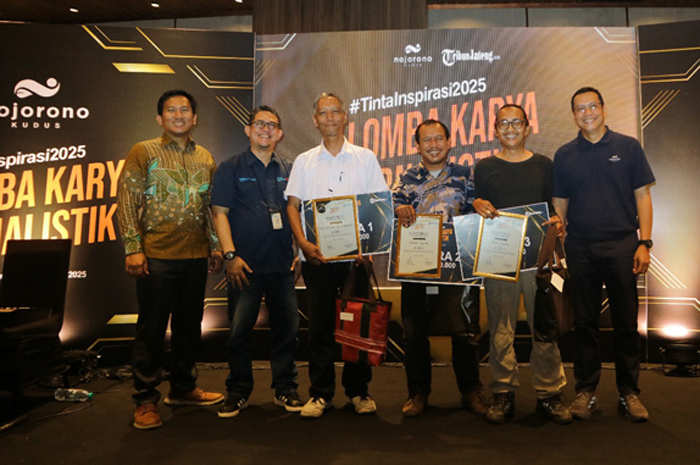 APRESIASI JURNALIS: CSR Department Head PT Nojorono Tobacco Internasional Dimas Handoko (kanan) foto bersama tiga pemenang lomba jurnalistik bertajuk Tinta Inspirasi 2025.