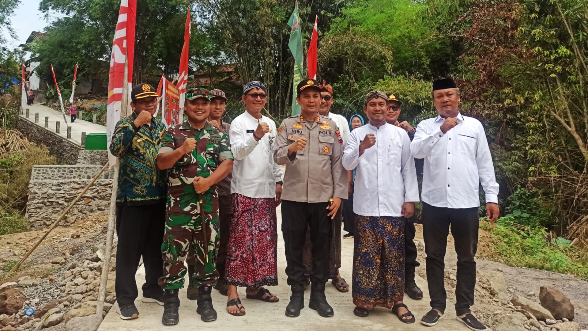 Sekda Kudus Revlisianto Subekti bersama Dandim 0722 Kudus, Kapolres Kudus, AKBP Heru Dwi Purnomo meninjau jembatan beton hasil pembangunan TMMD Sengkuyung Tahap IV Tahun 2025 di Desa Getasrabi.