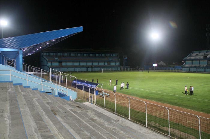 MENUNGGU KEPASTIAN: Kondisi Stadion Wergu Wetan saat malam hari. Markas Persiku ini, rencananya bakal dibongkar untuk dibangun lagi berstandar FIFA.