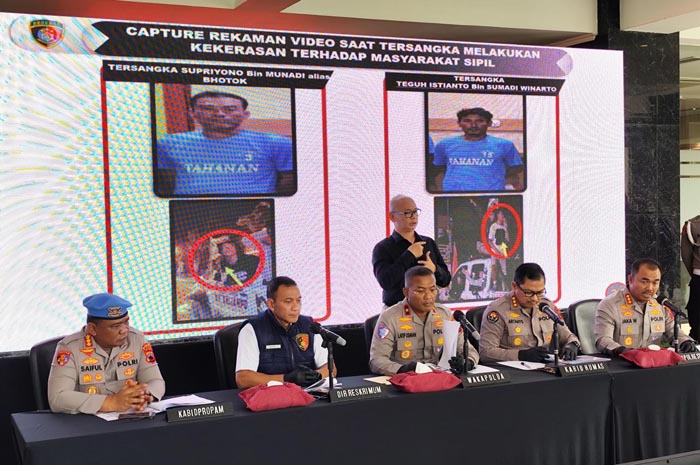 DUA AKTIVIS PATI: Kepolisian Polda Jateng menggelar perkara dengan tersangka pentolan AMPB Botok dan Teguh di Mapolda Jateng kemarin.