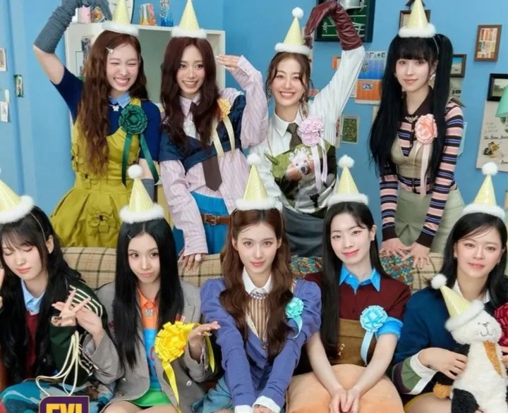 Potret ke 9 member Twice