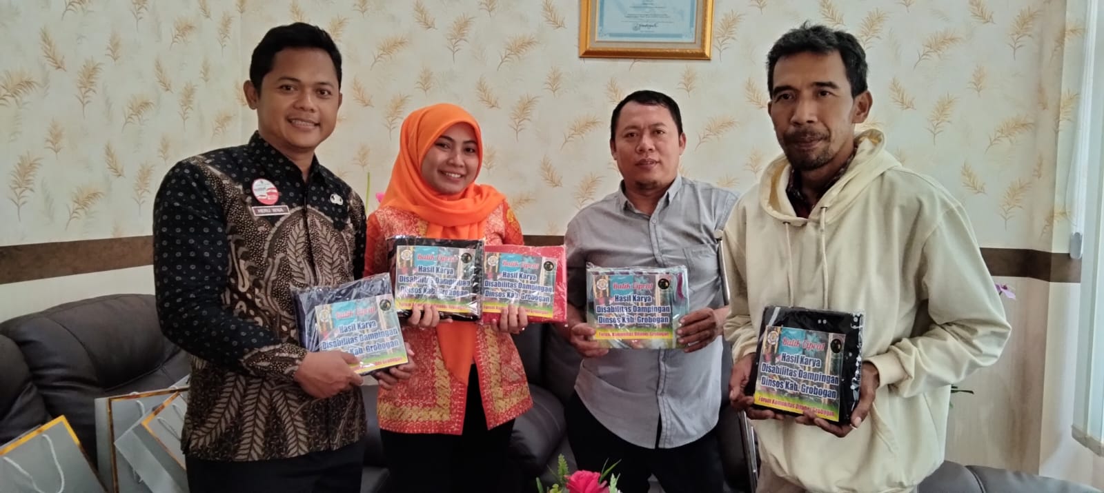 HASIL PELATIHAN &ndash;  Ketua Forum Komunitas Dasilitas Grobogan Waluyo Sumaryono menyerahkan hasil produksi batik ciprat kepada Kepala Dinas Sosial Grobogan Indri Agus Velawati, Kamis (6/11).