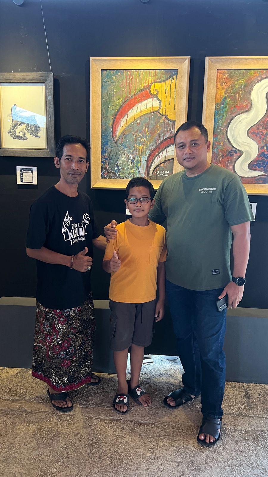 ISTIMEWA UNTUK RADAR KUDUS APRESIASI: Kapolres Rembang AKBP Dhanang Bagus Anggoro bersama Ki Sigid Ariyanto dan seniman cilik Jagad Jenar Ariyanto berfoto di depan lukisan Kuku Pancanaka saat pameran