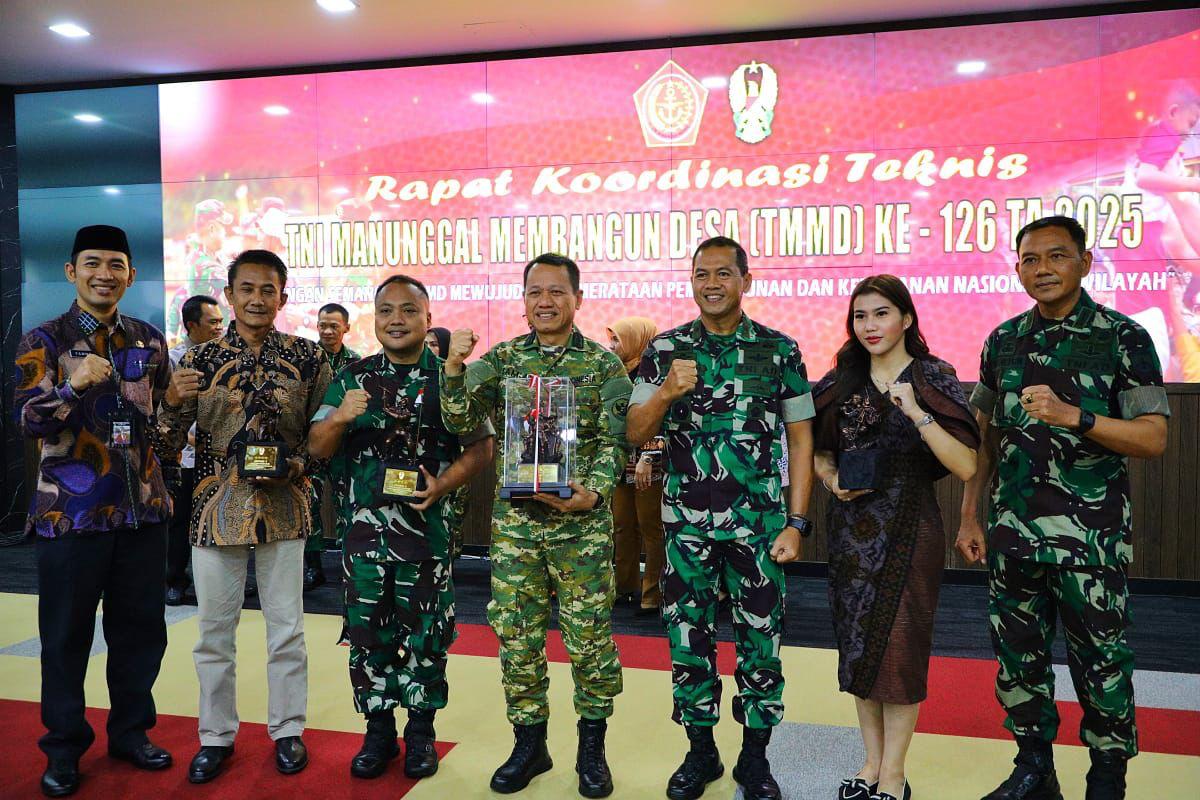 BANGGA: Bupati Kudus, Wakil Bupati Kudus, dan Dandim 0722/Kudus menerima penghargaan lomba TMMD Reguler ke-125 dalam Rakor Teknis TMMD ke-126, belum lama ini. (DINAS PMD KUDUS UNTUK RADAR KUDUS)