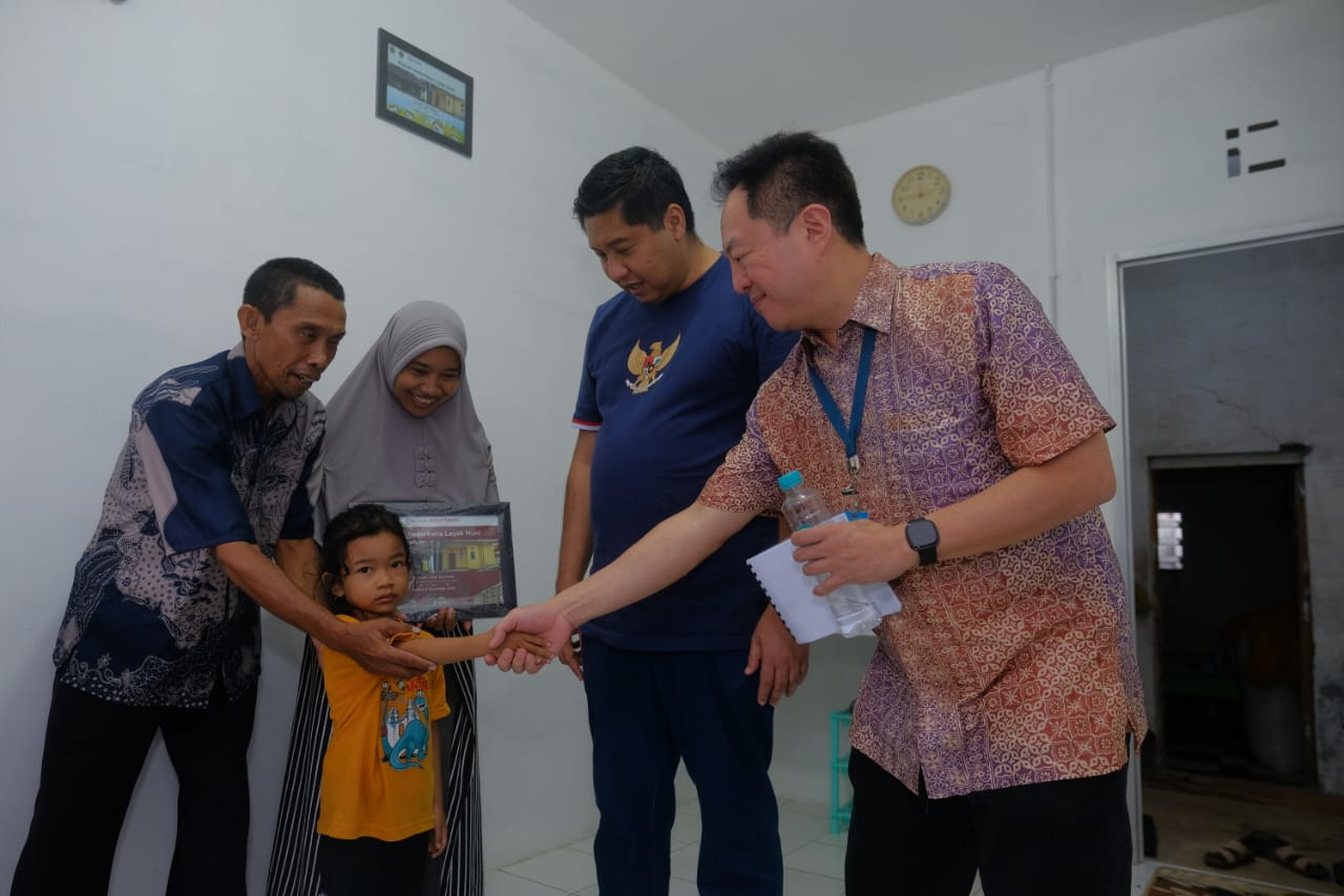 PKP Maruarar Sirait bersama COO PT Djarum Victor Rachmat Hartono meninjau bangunan RSLH di Pasuruan Kidul.