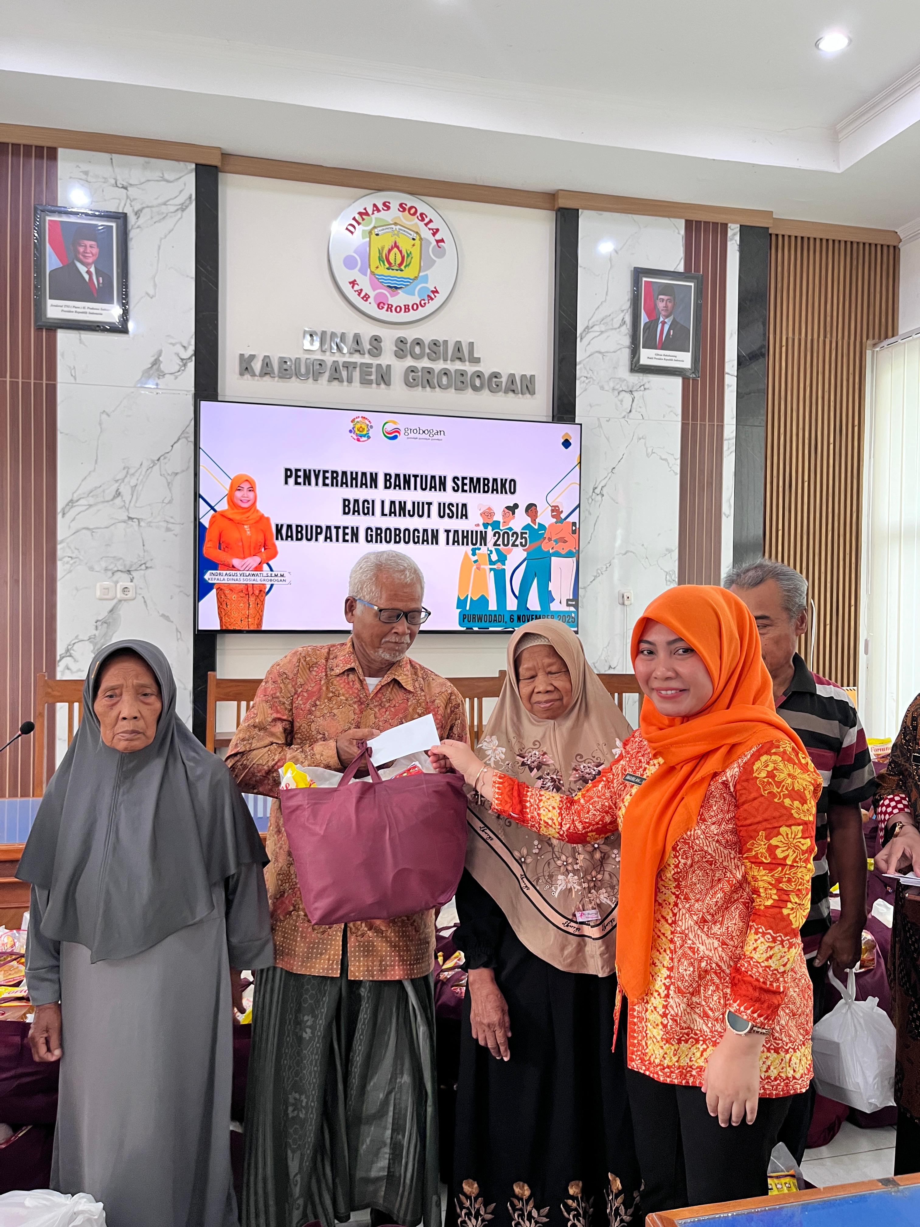PEDULI: Sejumlah lansia saat menerima bantuan sembako dari Dinsos Grobogan.