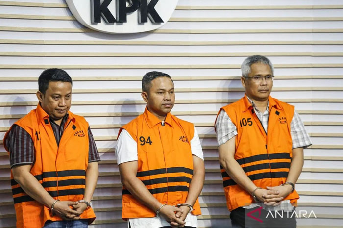 Gubernur Riau Abdul Wahid (tengah), Tenaga Ahli Gubernur Riau Dani M Nursalam (kiri), dan Kepala Dinas PUPR PKPP Provinsi Riau M Arief Setiawan (kanan) mengenakan rompi tahanan KPK, Jakarta.